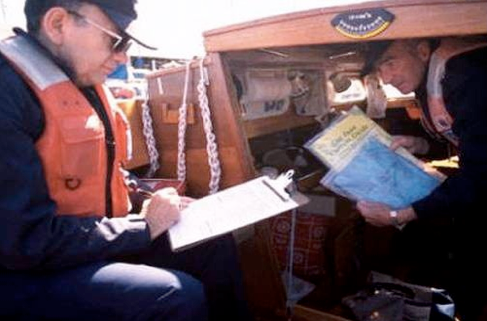 Auxiliarist adminstering a vessel safety check